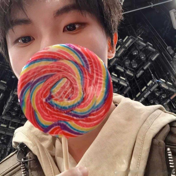 马嘉祺的脸比棒棒糖还小马嘉祺的脸还没棒棒糖大感受到了马嘉祺的脸有多小，还没棒棒糖
