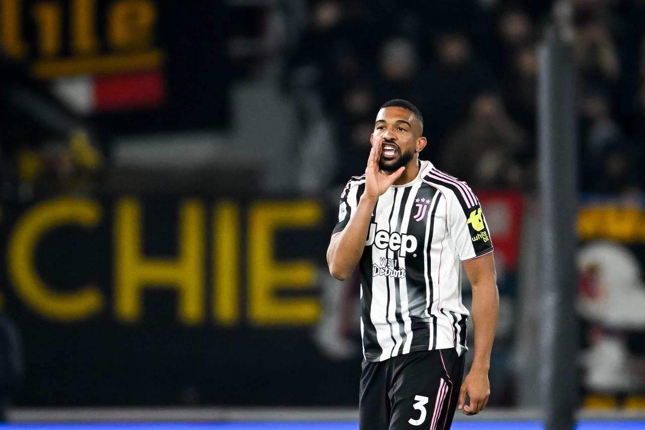 对阵罗马的准备工作今天正式启动：休息一天后，尤文图斯球员今天在孔蒂纳萨训练基地重