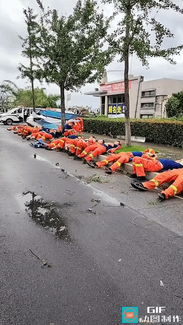 路边席地酣睡的消防员，才是国人该追的榜样
 
抢险任务落幕，满身疲惫的消防员顾不