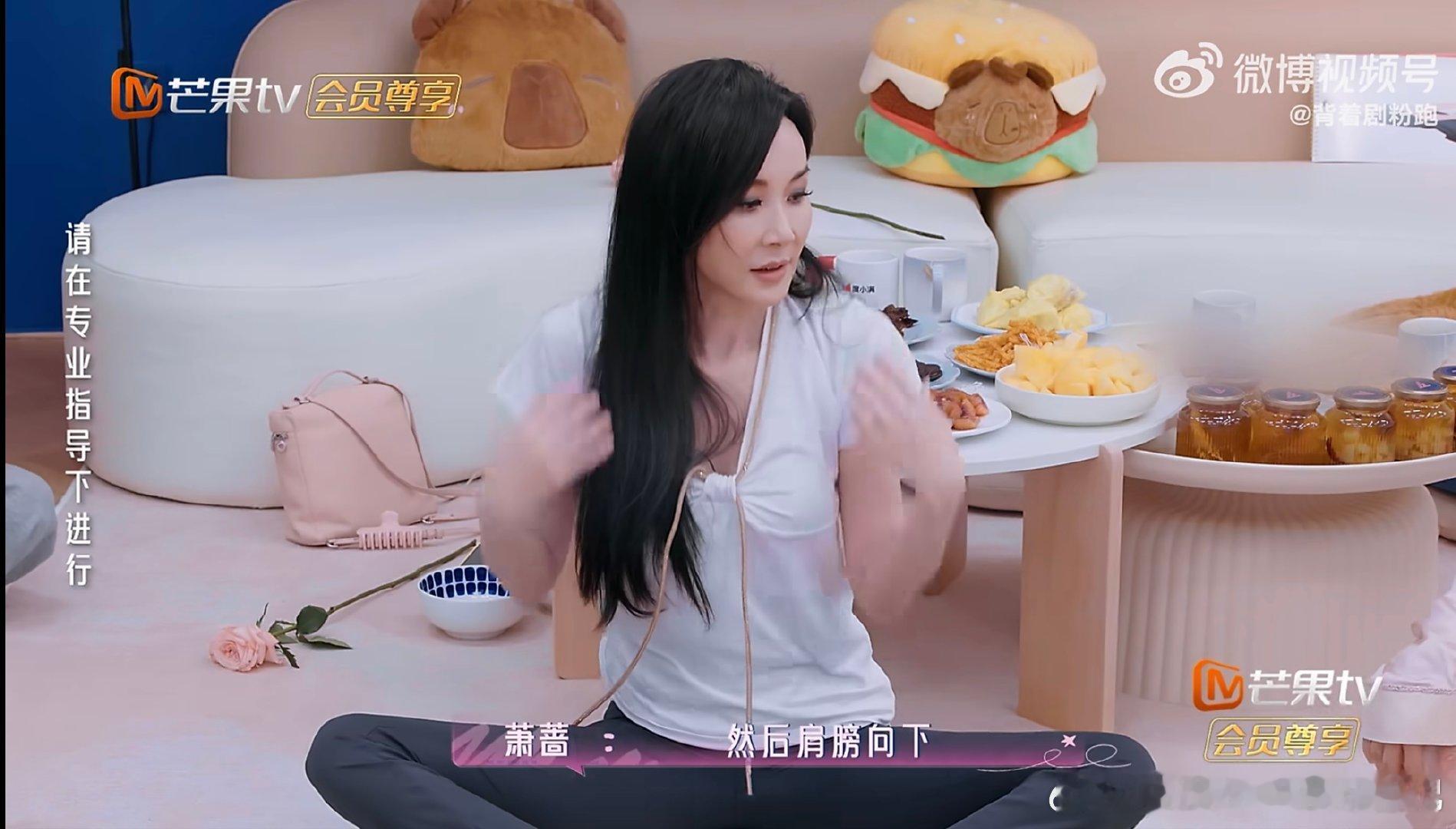 谢娜一字马说学就学 乘风2026前辈展示优美一字马，瞬间勾起娜姐满满的学习欲望 