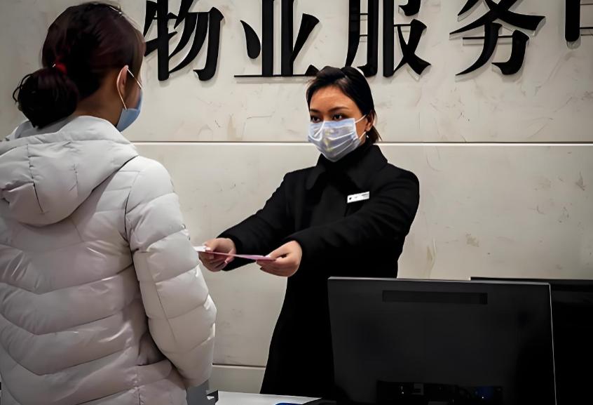 很多人买了房长期空置着，因为在外打工或者做生意，压根就不回小区住。
每次收到物业