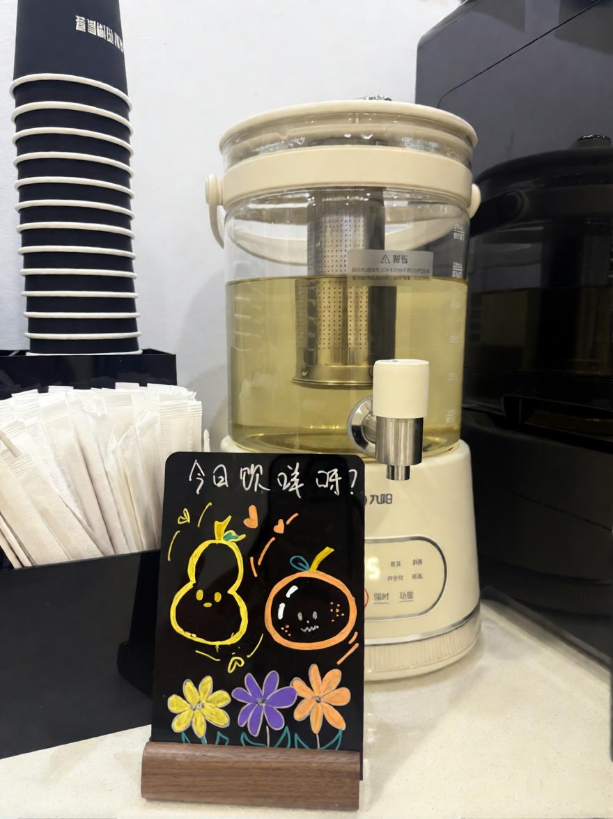 运动康复 广州店一角：今日饮咩呀？话说，你们平时是喜欢喝纯净水，还是说有味道的水