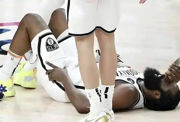 东契奇这回的拉伤，把湖人难住了。想想同样情况的哈登、杰伦威和戈登，该做出什么决定