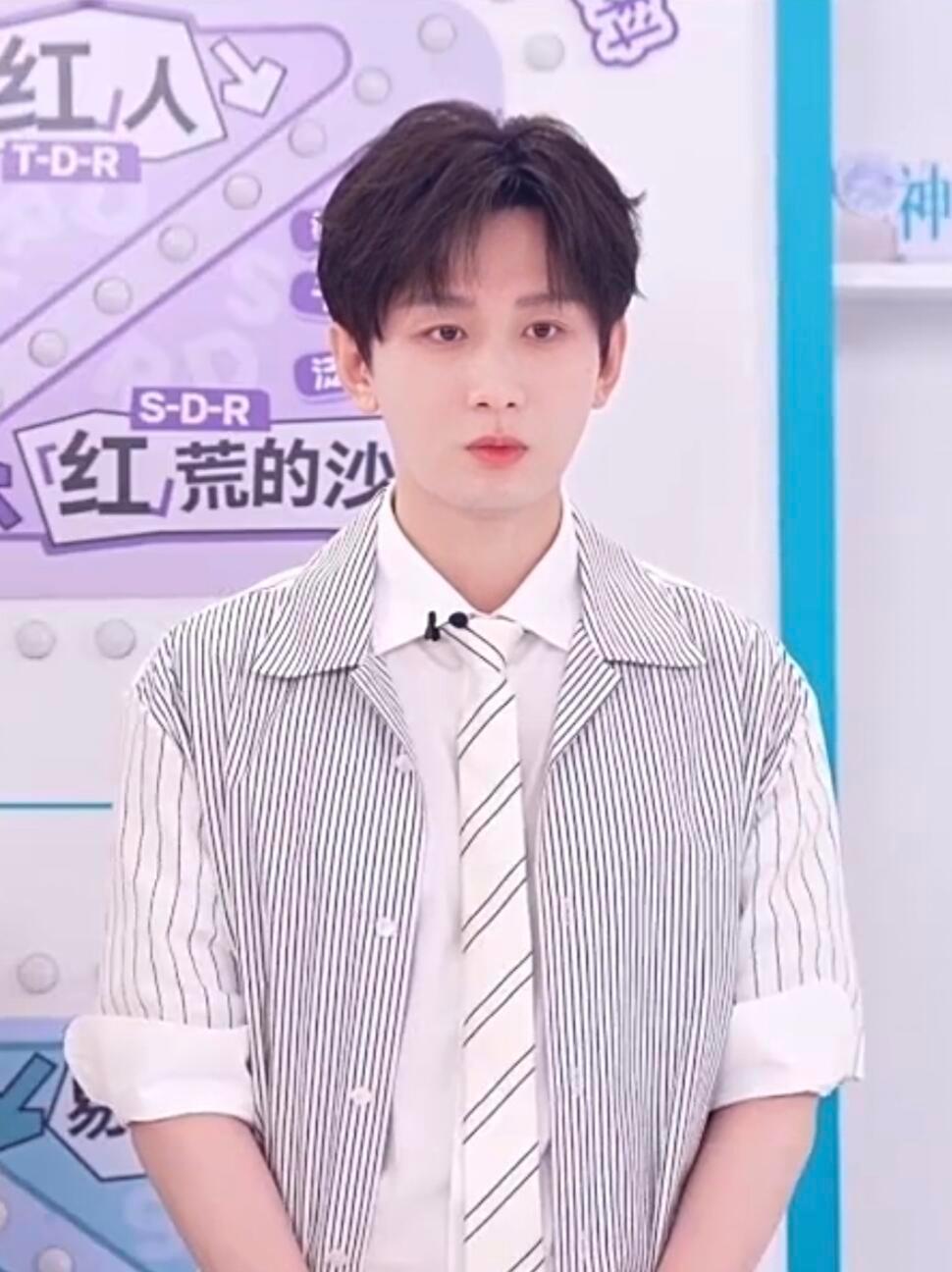 乖乖站好的小淇