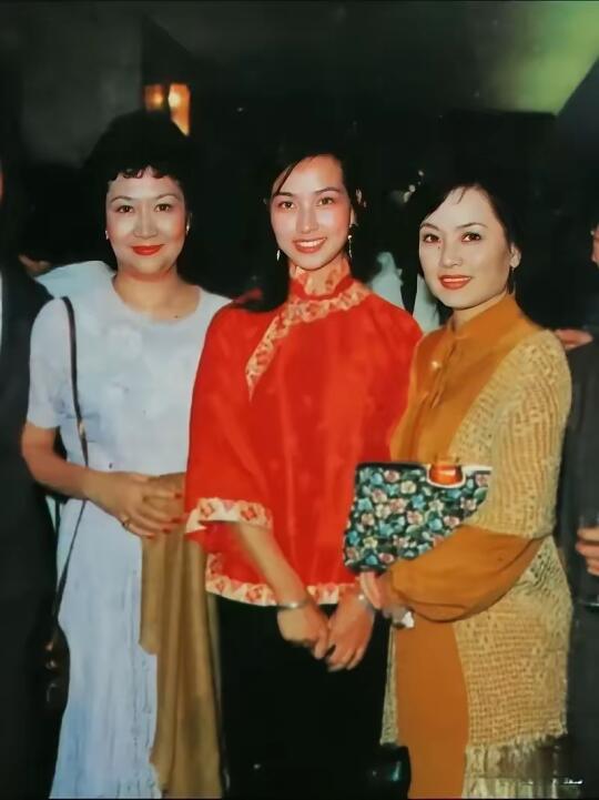 44年前的刘晓庆年轻漂亮，在香港最美女演员石慧的面前，毫不逊色，自信满...