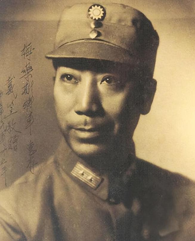 1951年，几个农民用铁镐敲开了戴笠的水泥墓，棺材中除了他的遗骸外，还有一把一尺