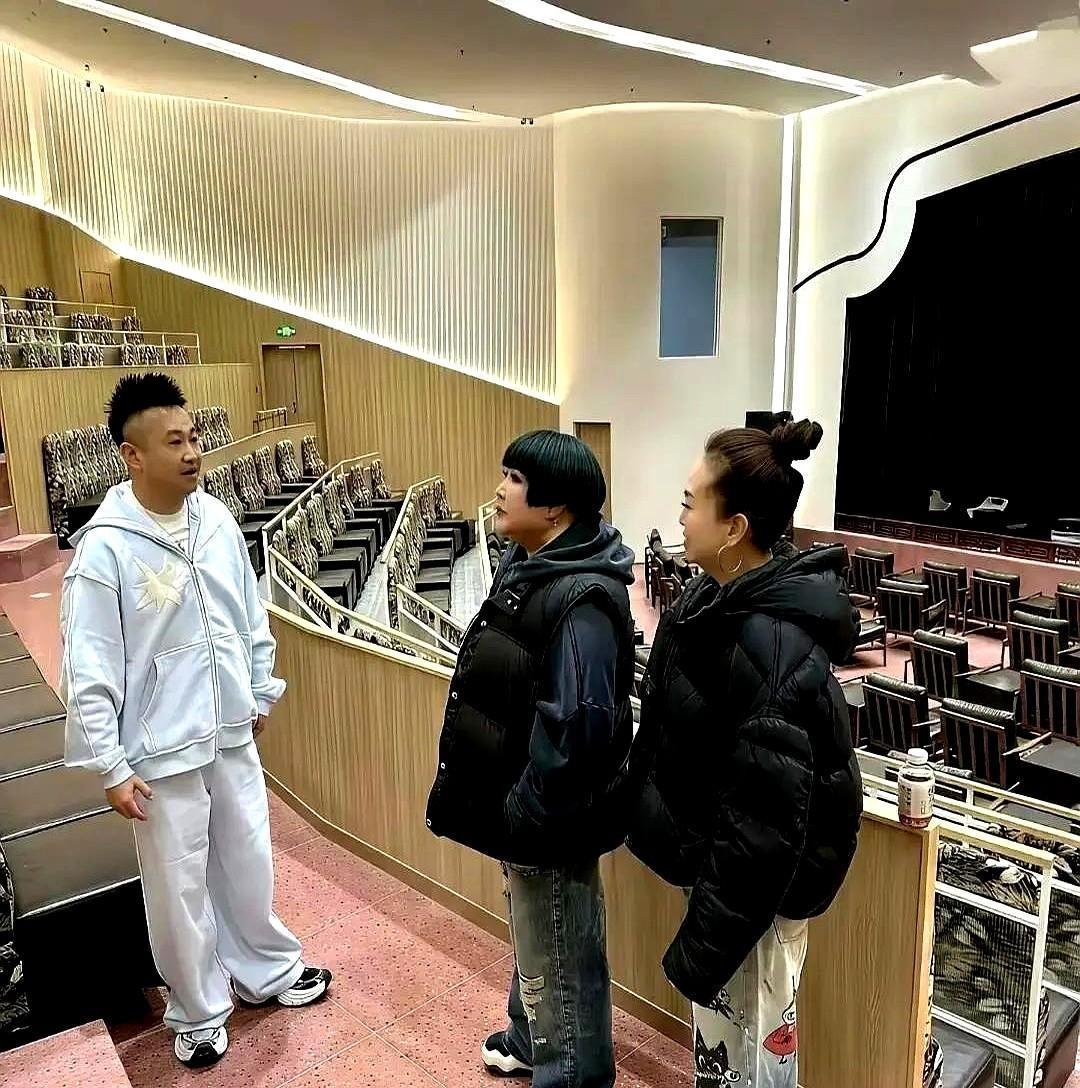 德云社老板娘，身价过亿，结果一件夹克袖口都破洞了？

照片里王惠素颜朝天，一个人