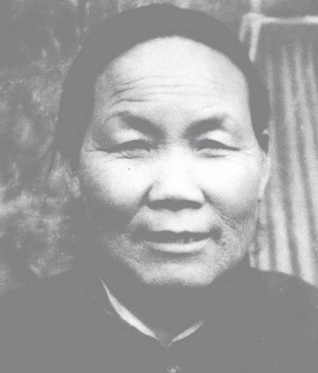 1940年，山东一位大娘给八路军做了小米饭，饥饿的战士们狼吞虎咽。突然，班长放下