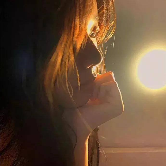 在光与影的交错中，感受内心的宁静与力量。内心的一种力量 照进心灵的光 心灵的光影