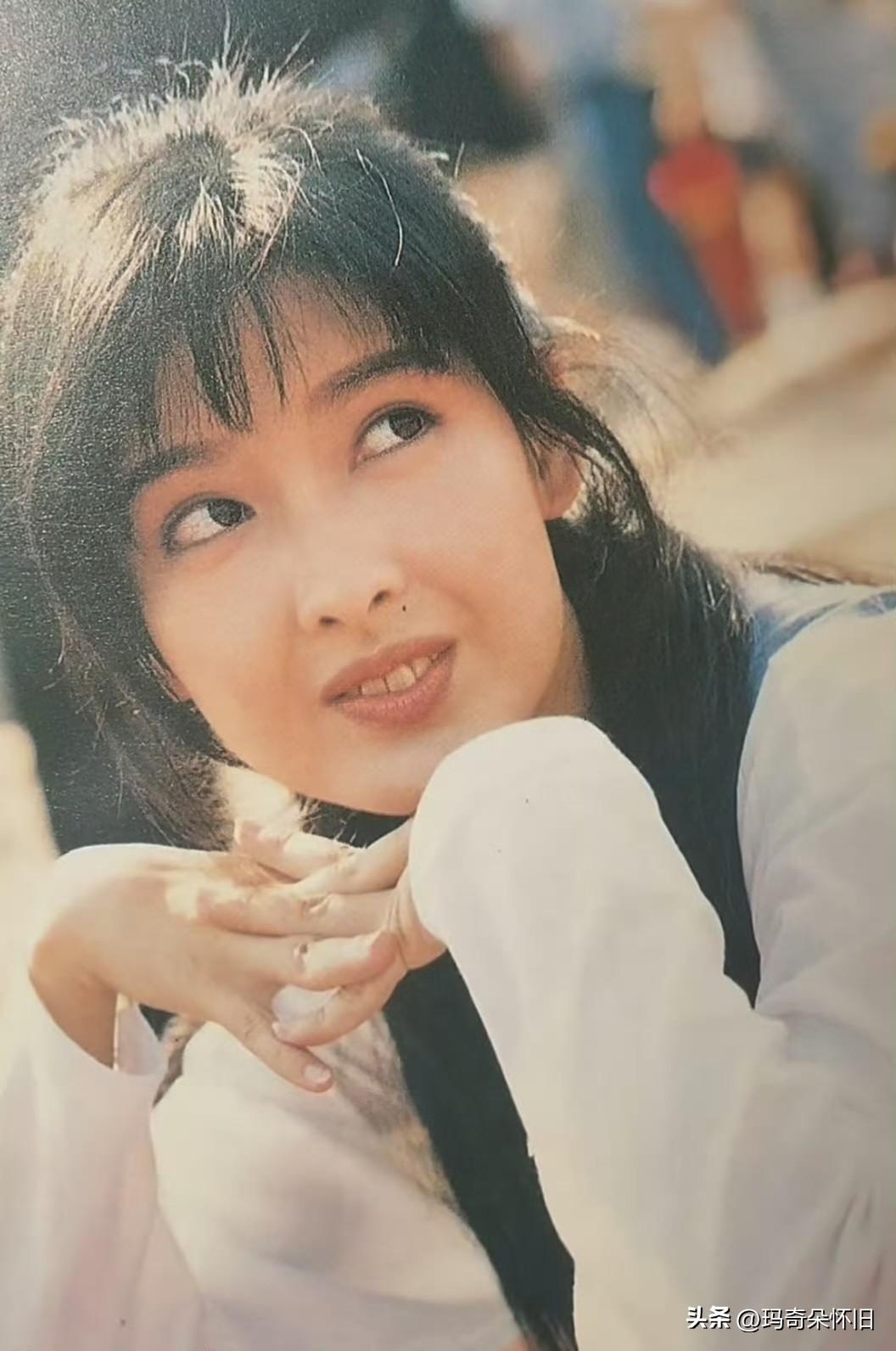 🌟谁的青春里，没有过这样一个白月光女孩？
白Tee、牛仔背带裤，还有那一头标志