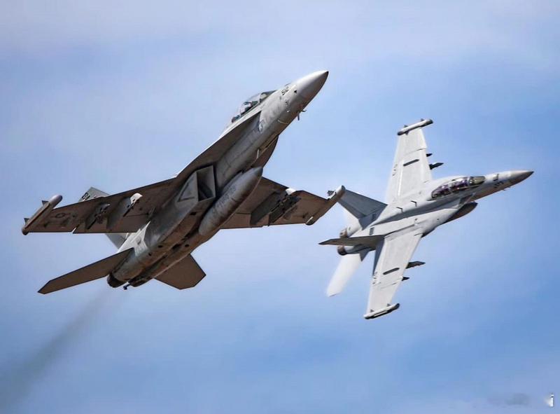 美海军两架E/A-18G战机航展中相撞坠毁 4名飞行员成功弹射逃生海外新鲜事 美