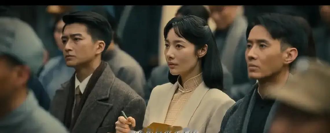 张桐演的谢语峰在台上讲抗战，台下坐着罗祖良和他女朋友，旁边站着小月。

小月是罗