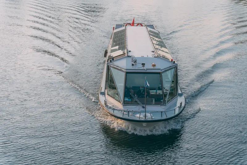 想体验水乡韵味，乘坐古镇“水上巴士”是个绝佳选择。就拿苏州来说，水上巴士开启了游