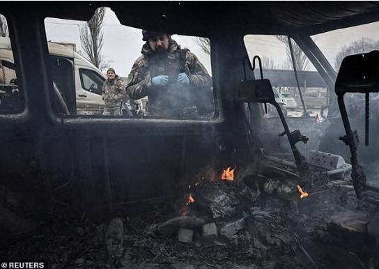 【泽连斯基让步：放弃北约入盟申请，坚决拒绝向俄割让领土】乌克兰总统泽连斯基在和平