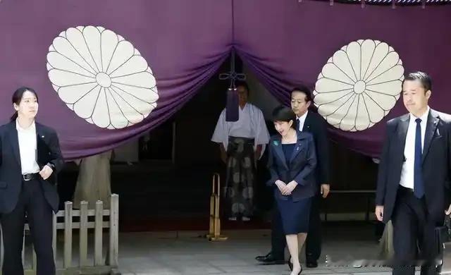 日本投降81周年，自民党高层却集体“拜鬼”！防卫相带头，党魁掏钱！执政党高层到底