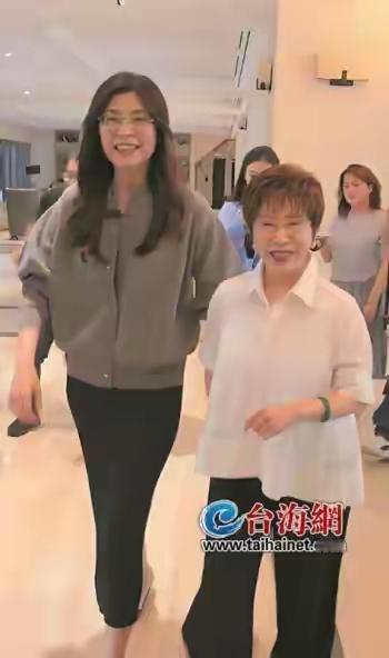 10月16日，距国民党主席选举只剩2天，支持率靠前的郑丽文拜访了洪秀柱，还获高度