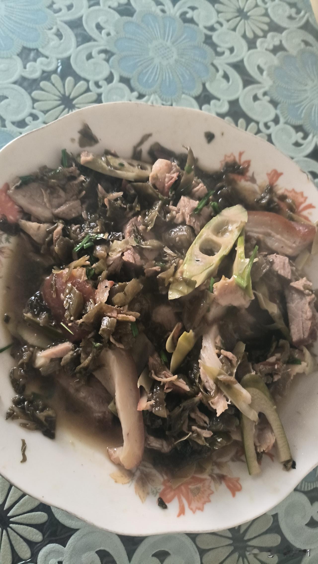 阿婆周日去吃喜酒，是阿公的堂弟女儿回门，带回了一个大蹄膀。

想想来气，女儿雯雯