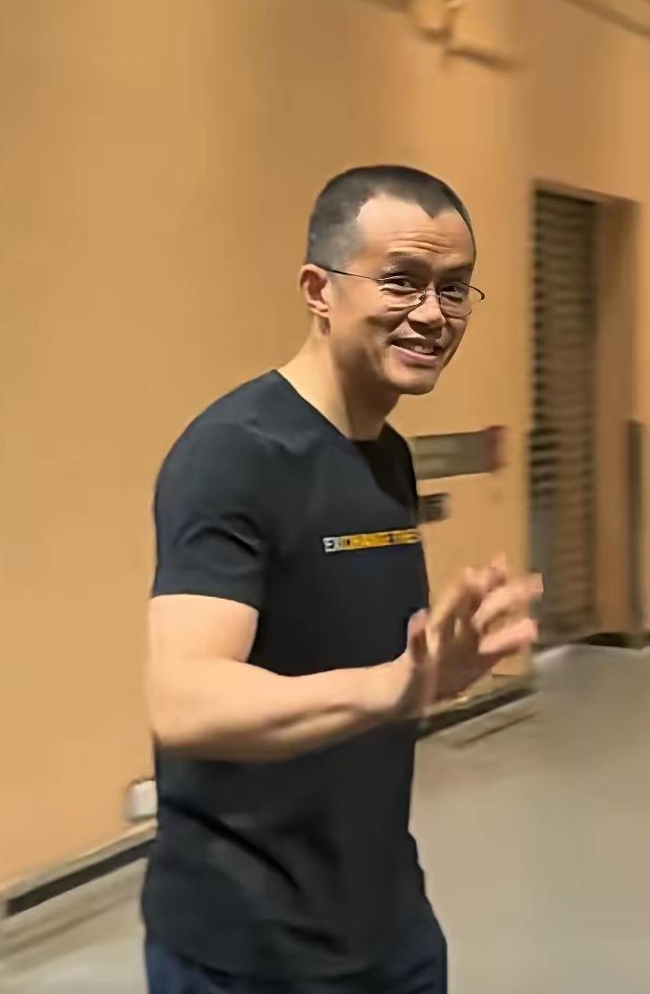 这两个玩币人谁更厉害，谁更受追棒，谁敢回来，谁受特待见，谁能笑到最后？