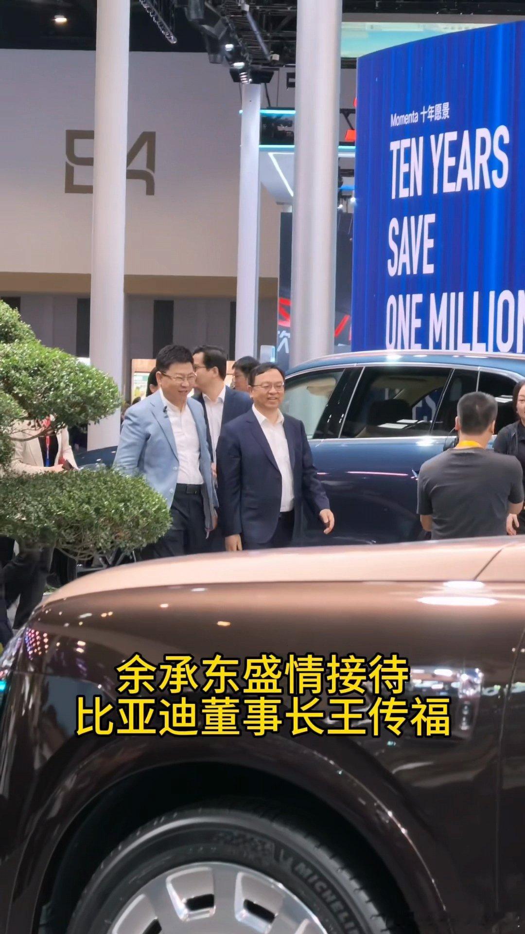 北京车展，华为余承东热情接待比亚迪王传福，参观鸿蒙智行展台。期待一下，华为乾崑和