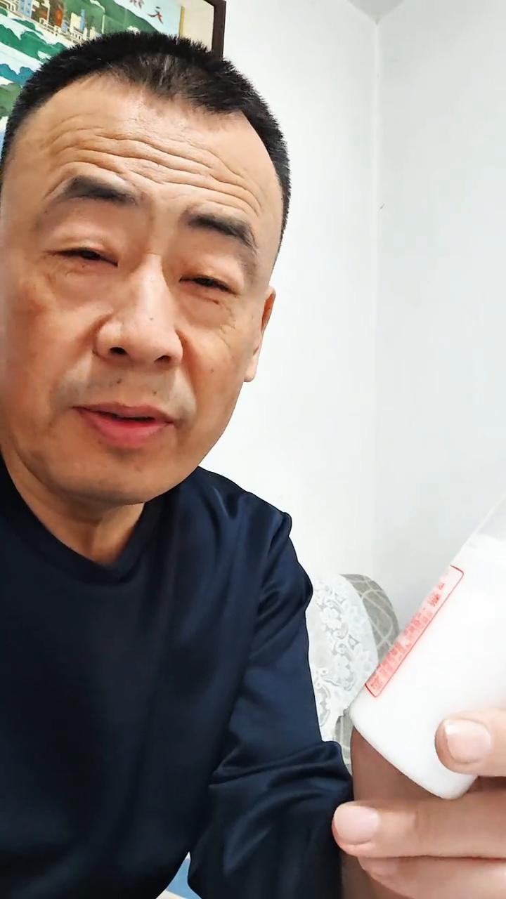 维生素e乳。
老板娘的关心，涂在脸上，暖在心里，希望朋友们喜欢。