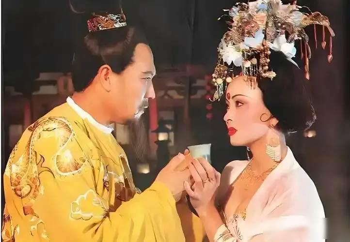 公元738年，李隆基看上了自己的儿媳妇杨玉环，正在他焦躁不安时，宦官高力士说自己