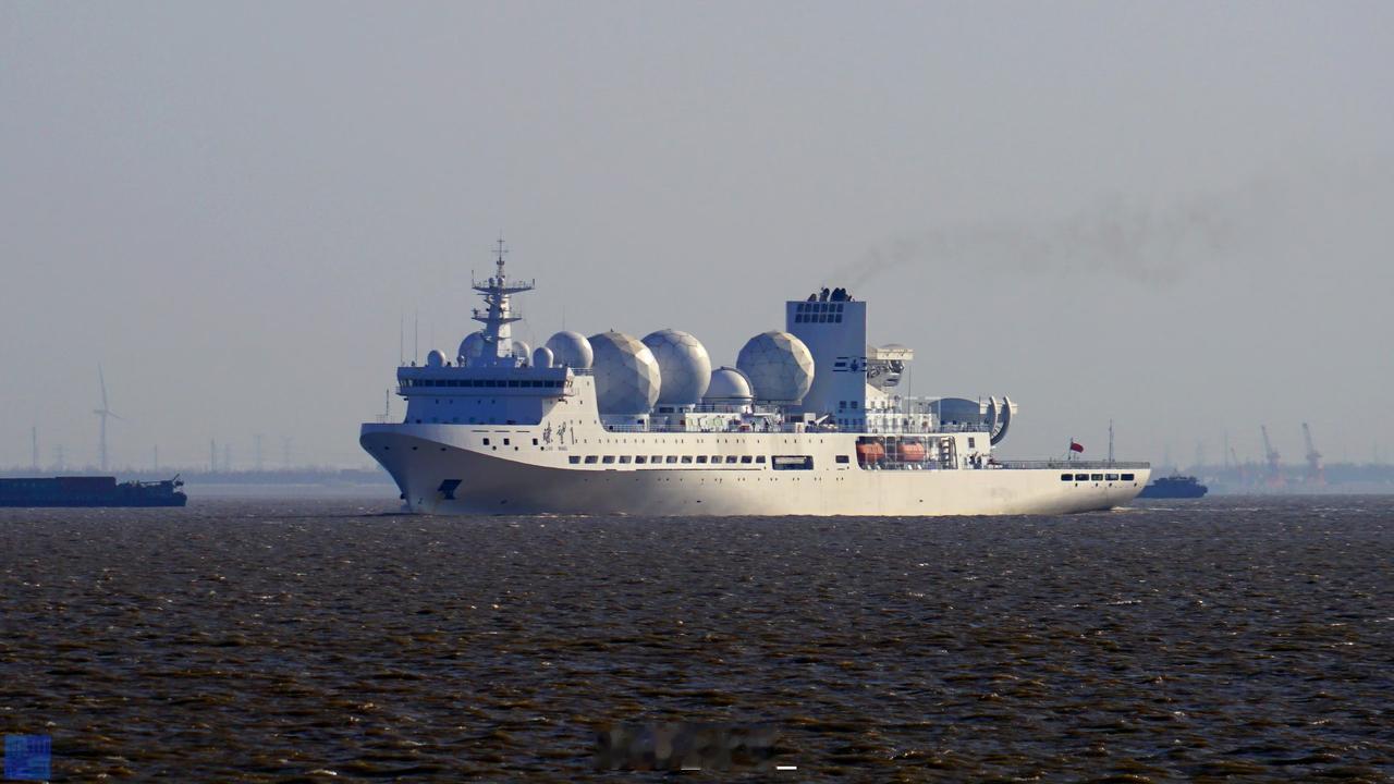 这是瞭望1号的最新照片
全球最大最先进的电子侦察船
满载排水量约3万吨，吨位相当