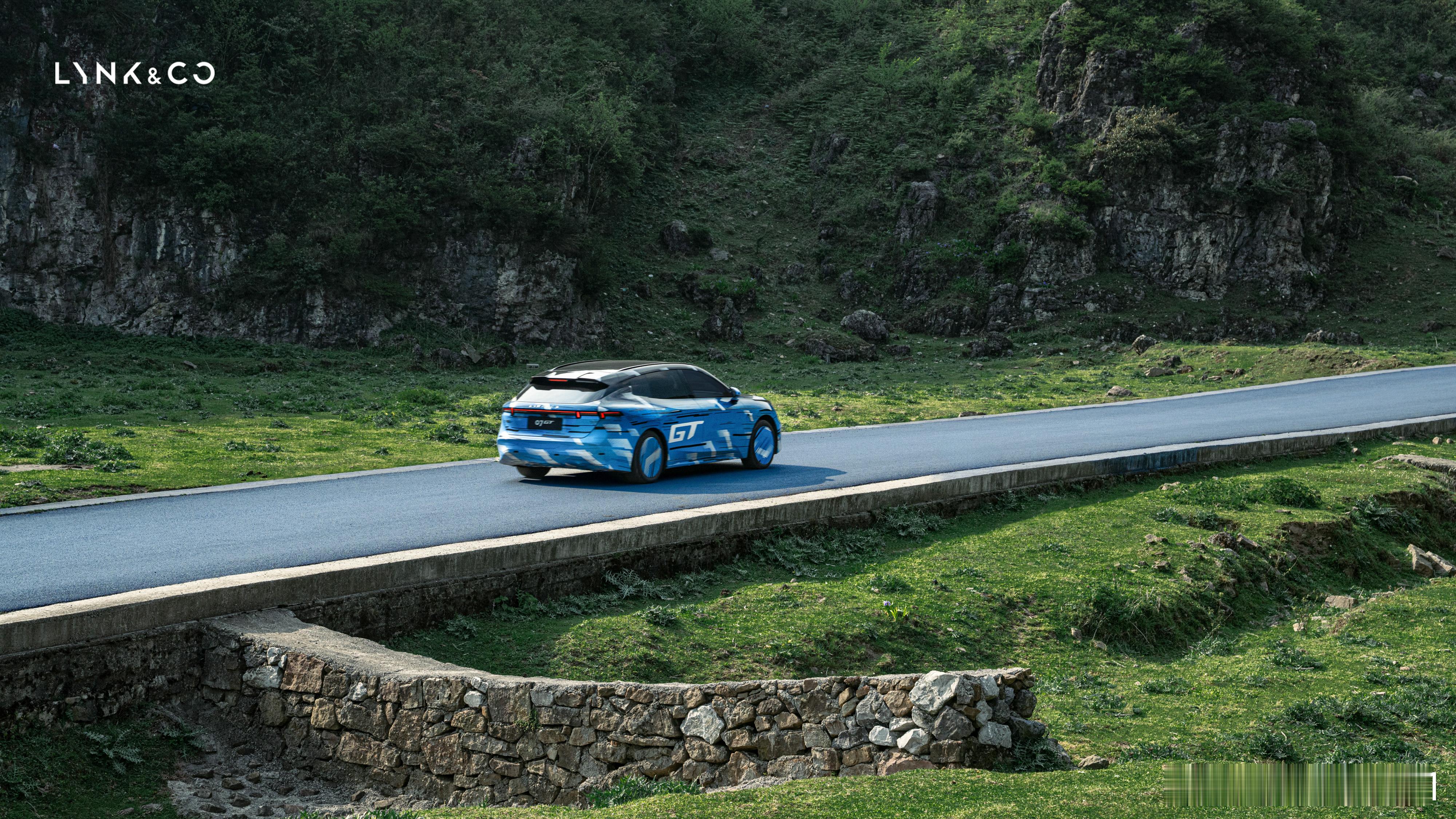 贵州的山路有多考验车，开过的人都懂。没想到一台伪装新车直接来这里试炼，连续发卡弯