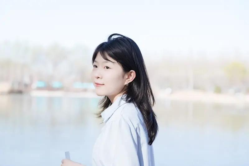 友才华横溢，落笔生花，短文幽默又感性，以第一人称的方式把一个阳光，欢快，可爱，乖