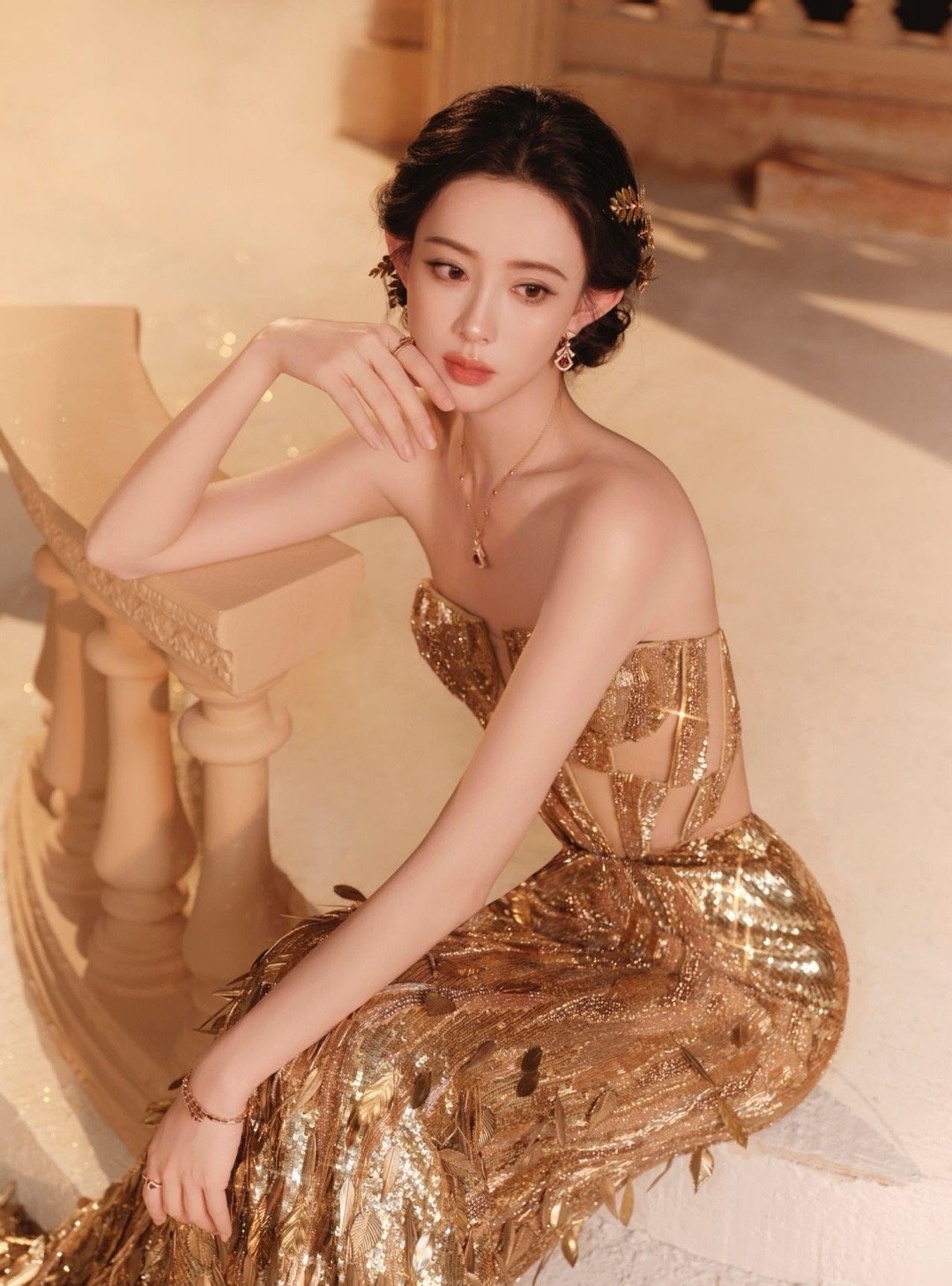 孟子义鎏金女神 孟子义是懂如何惊艳全场的。鎏金女神造型，既有神性的高贵，又有鲜活