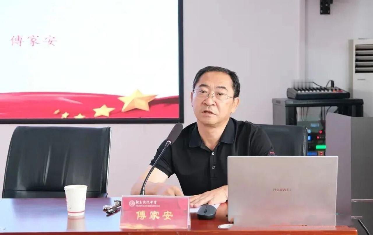 今天刷到了安徽合肥市肥东县开放大学的傅校长，我还是第一次听说开放大学这个学校，难