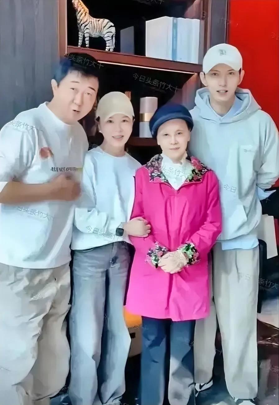 中间穿粉色上衣的是李谷一吗？看着让人心疼。看来，八十多岁的她，已回归普通人的生活