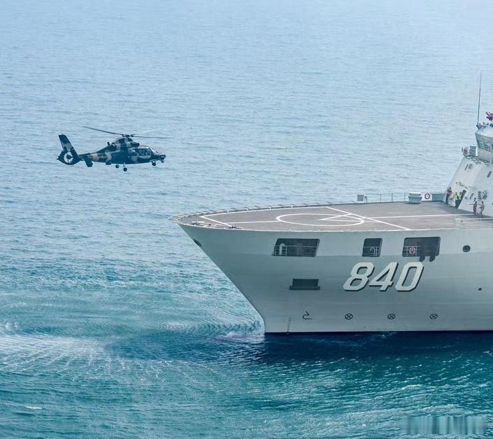 直升机降落前甲板怎么用Z9啊，不说Z8/18，好歹Z20更配些中国海军力量陆军老