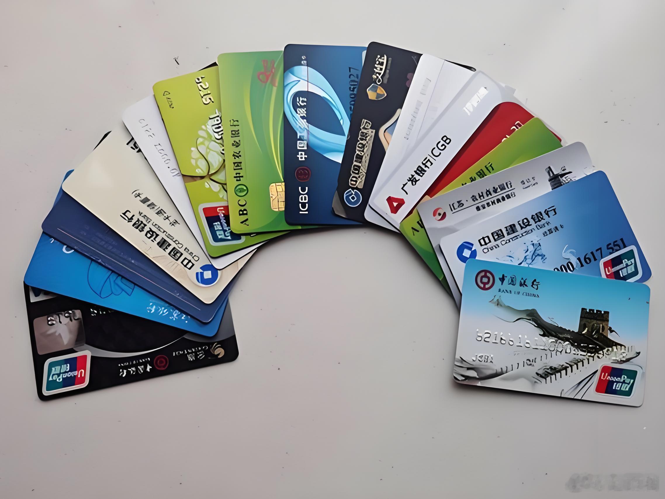 银行集体停发信用卡了！三年少了1亿张💳2026年以来农行、民生、交行等停发了4