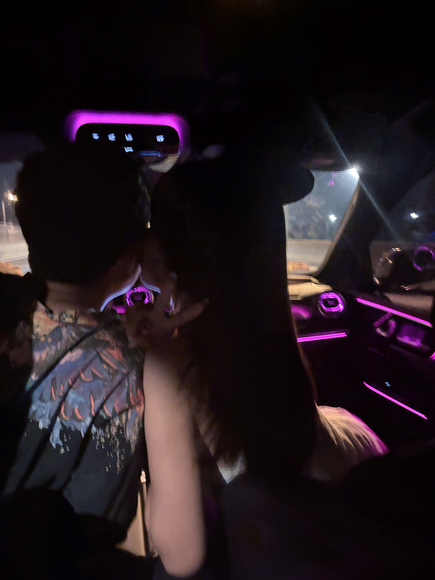 始终觉得爱是下意识的惦记是潜意识的偏爱 也是毫无理由的护短 ​​​