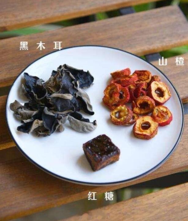 木耳山楂片煮水，我们之前分享对女生月经血块多有效，过着血瘀重月经淋漓不尽也有效，
