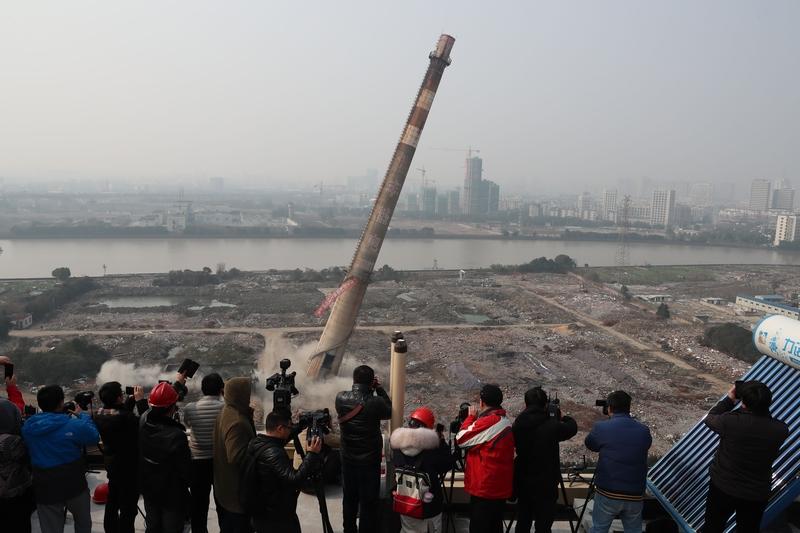 拆迁区频发火灾，原因还挺多。比如杭州富阳一拆迁热电厂，一个月内连续两次起火，都是