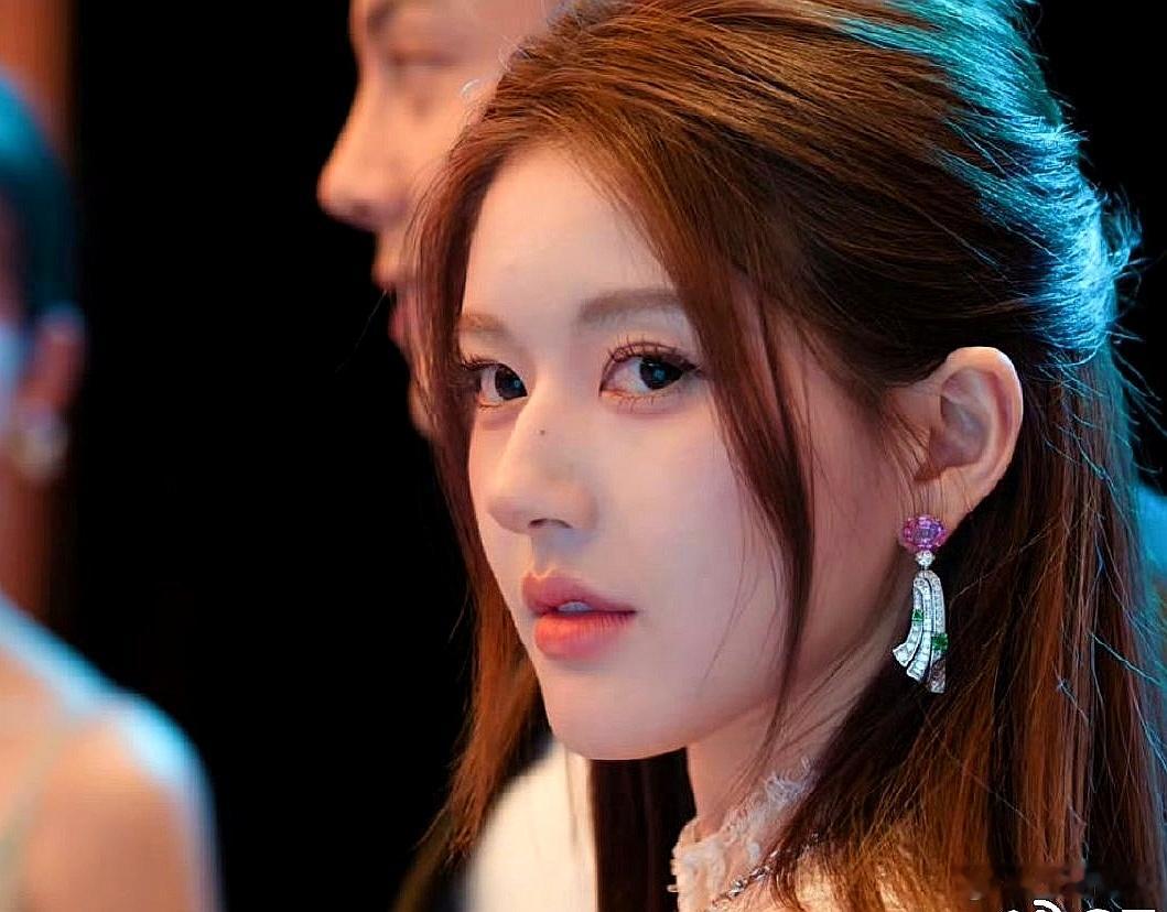 许我耀眼集均6328万播放量274亿，近五年首个播放量破百亿的女性角色，许妍太牛