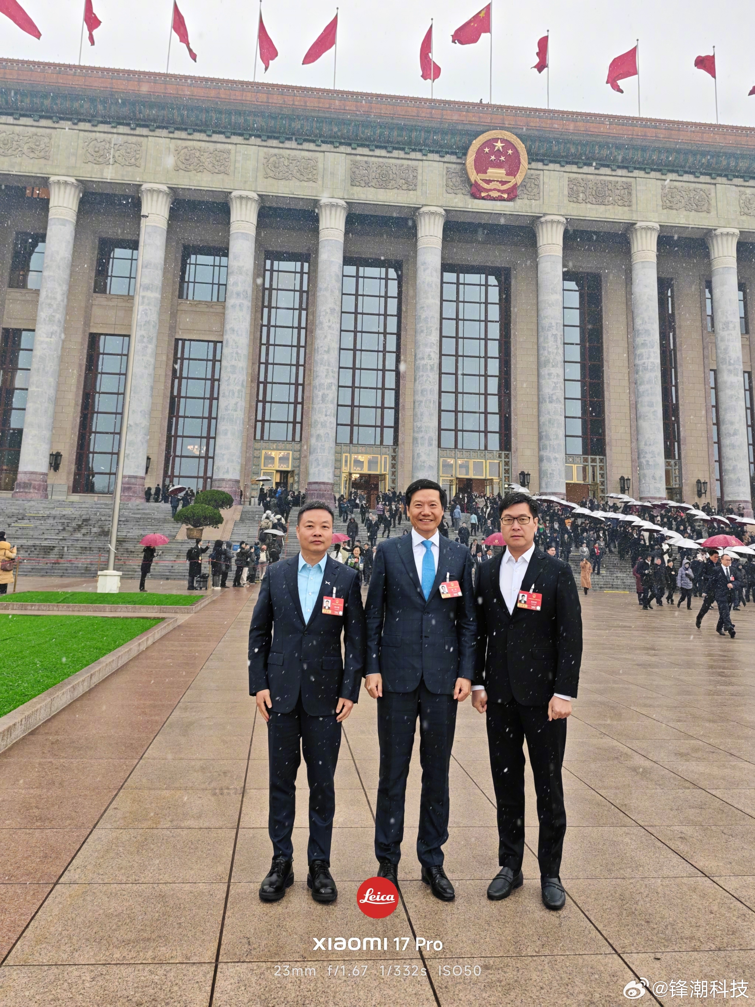 西装是男人最好的医美？帅不帅~依次是何小鹏、雷军、姚劲波。 