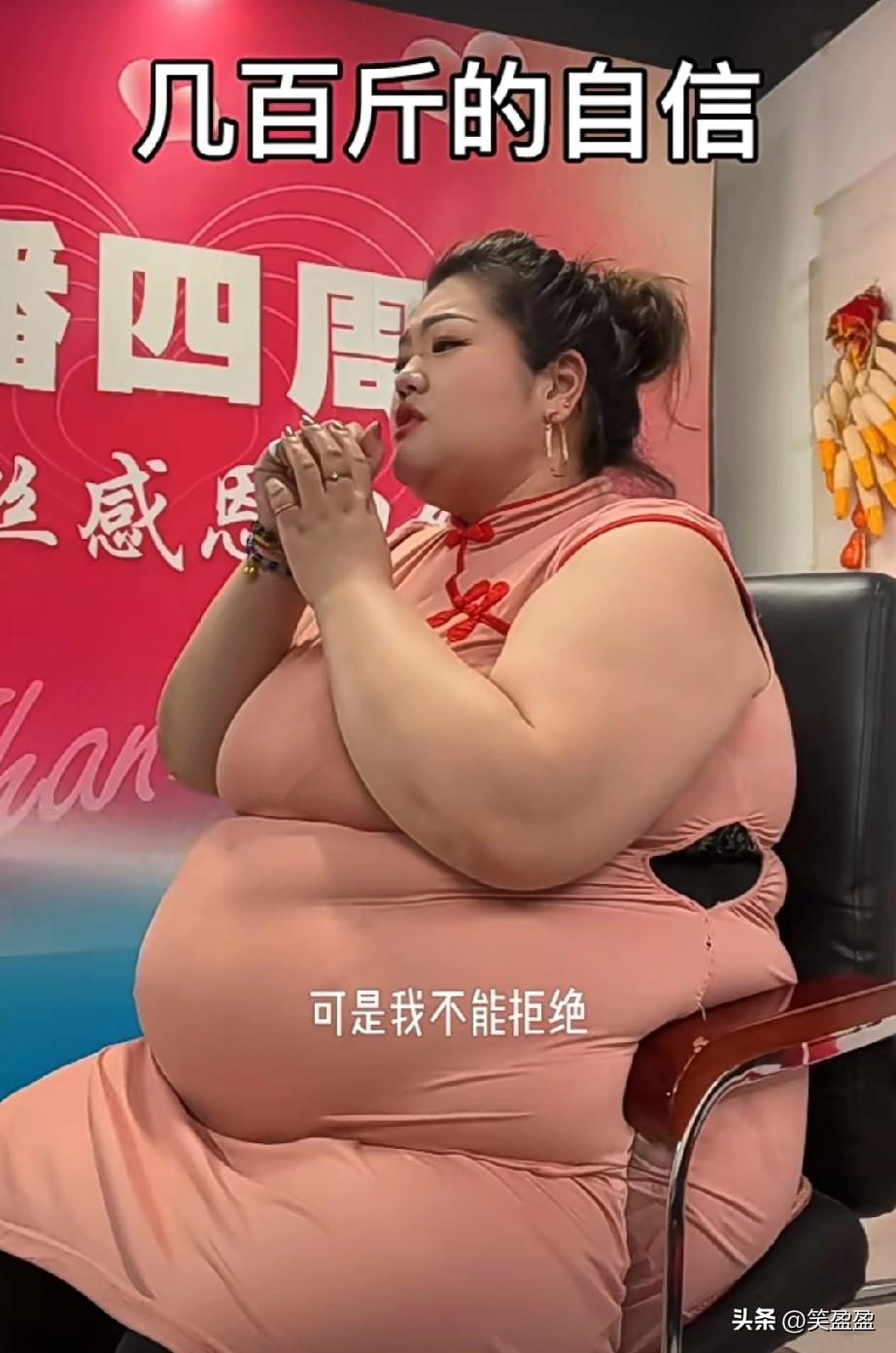 长这么美的脸蛋
怎么能允许自己身材这么肥胖？
加油减肥，美丽属于你！