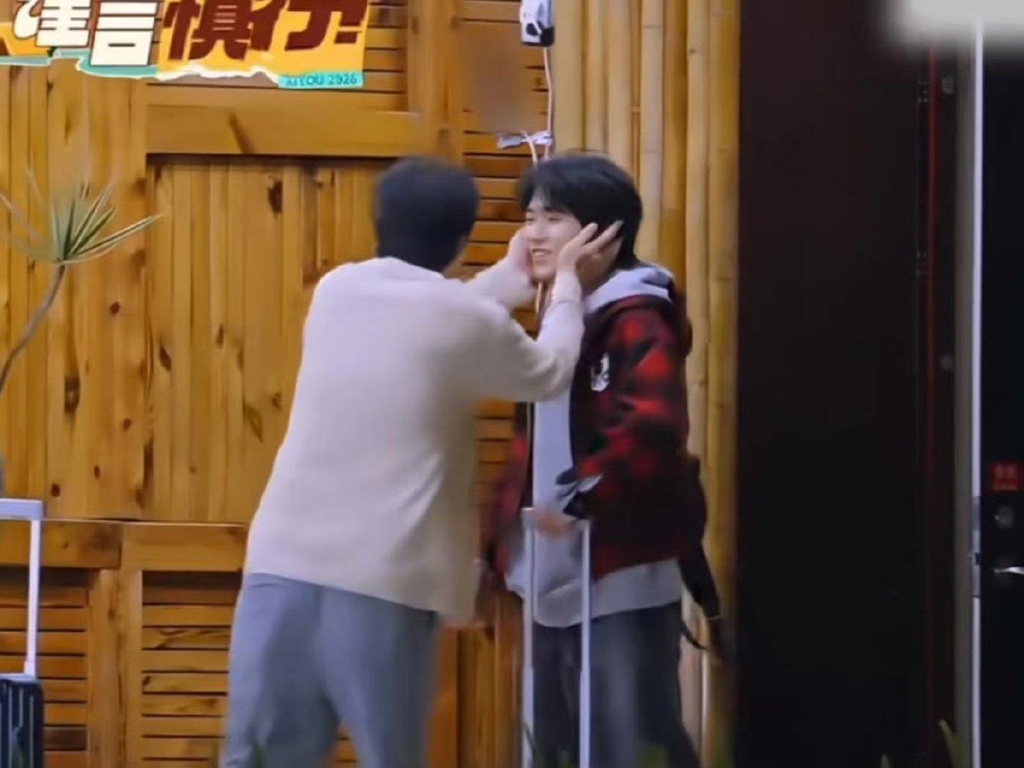 宋亚轩被于洋叫宋哥的反应于洋捧脸宋亚轩 于洋捧脸宋亚轩真的好可爱啊 