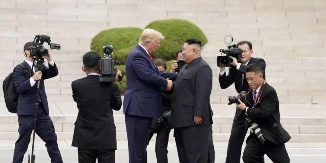 特朗普周二表示他将在年内与金正恩会晤，但未透露更多细节。他表示，朝鲜拥有57枚核