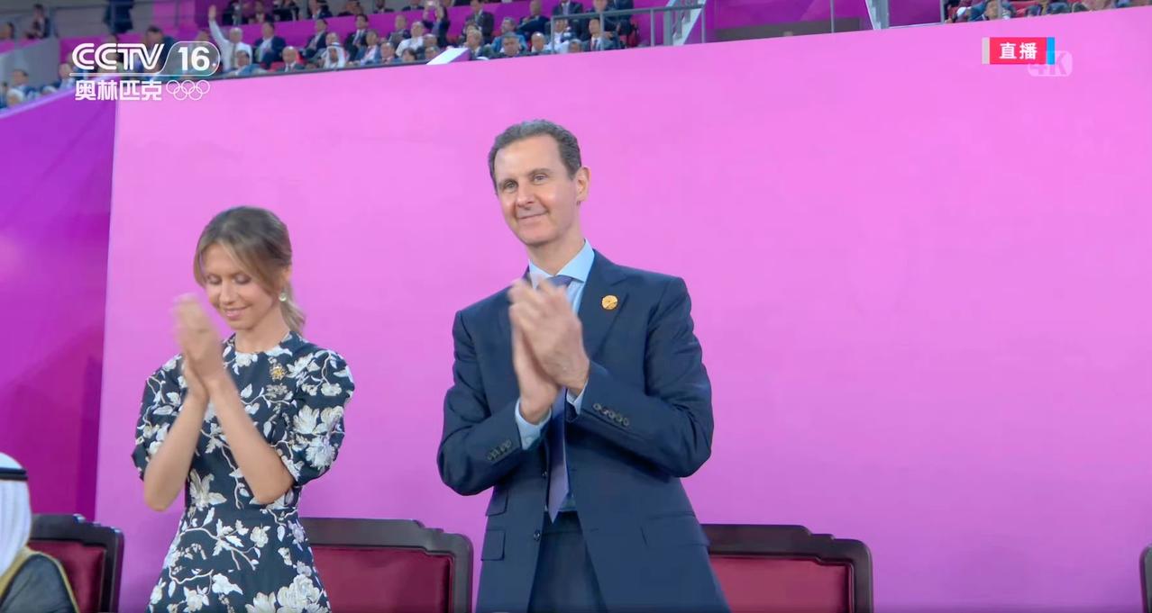 开幕式现场，
有没注意到叙利亚总统夫人的一个镜头?

当叙利亚8名运动员登场的时