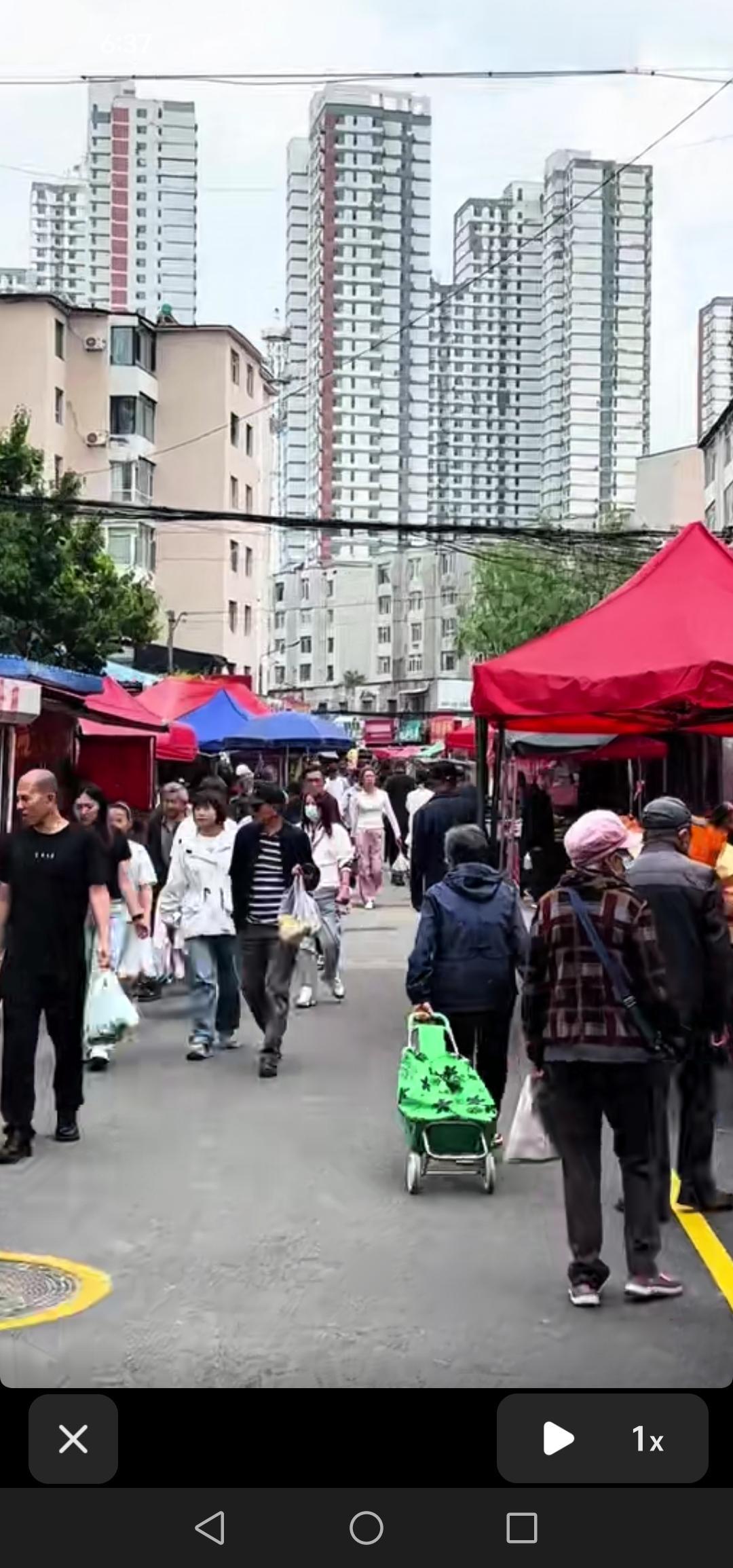 改造后的吉林市临江市场，人流再度兴旺起来，环境也大为改善。

吉林市临江市场西段