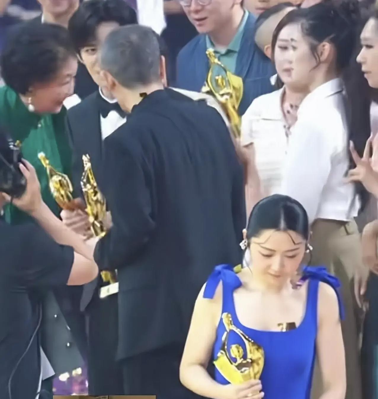 百花奖散场离场，众顶流大咖合影，最佳女主角卫诗雅落寞走下舞台
百花奖那晚散场，镜