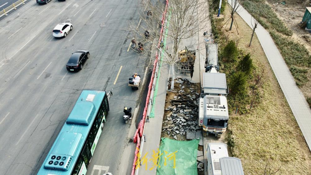 3月11日，在济南市潍坊路至张庄路之间的经十路，该路段道路改造提升工程已全面启动