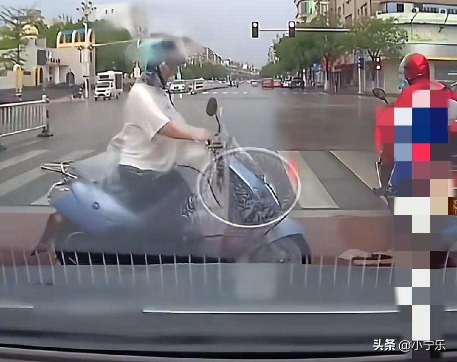 近日，广东一男子开车，车里的行车记录仪拍下令人暖心的一幕！大雨中，一孩子坐在电动