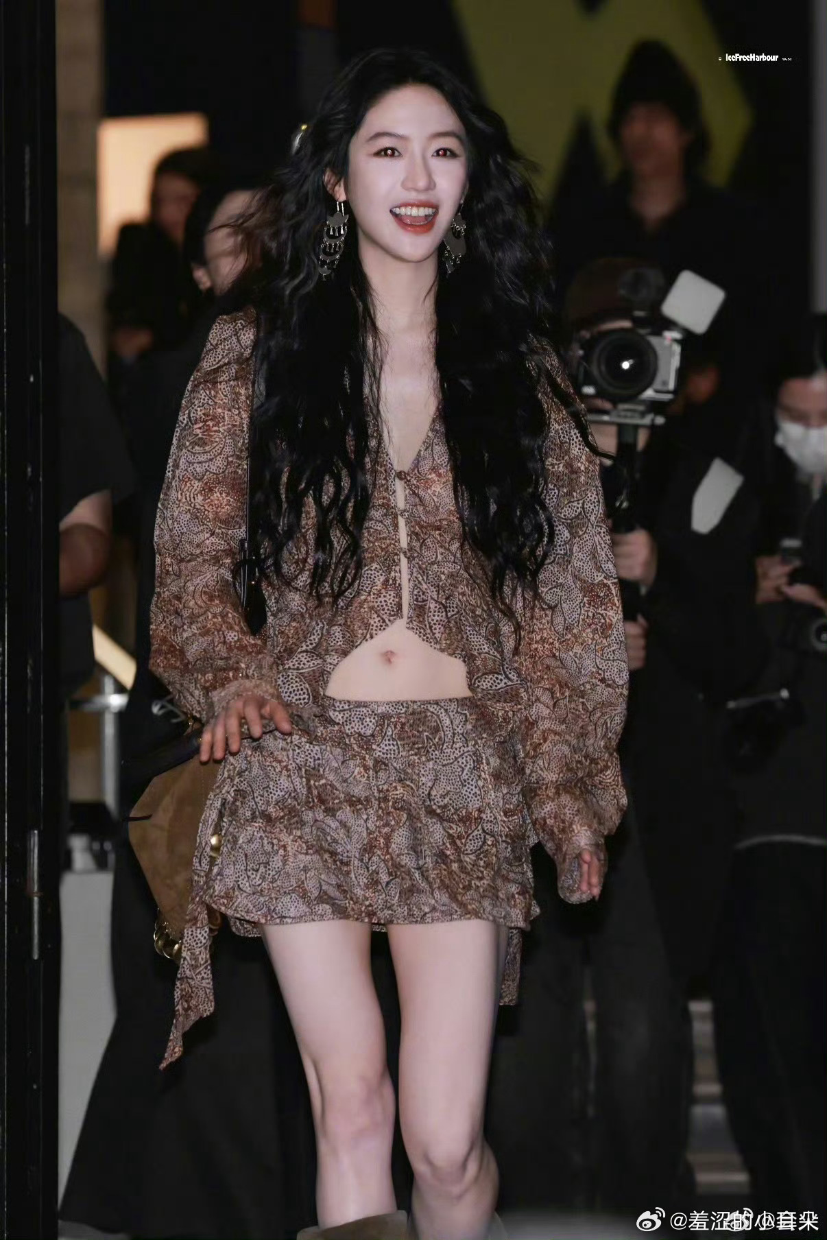 向涵之看秀造型向涵之亮相巴黎时装周看秀！！都说了涵之是00花里最具时尚感的女演员