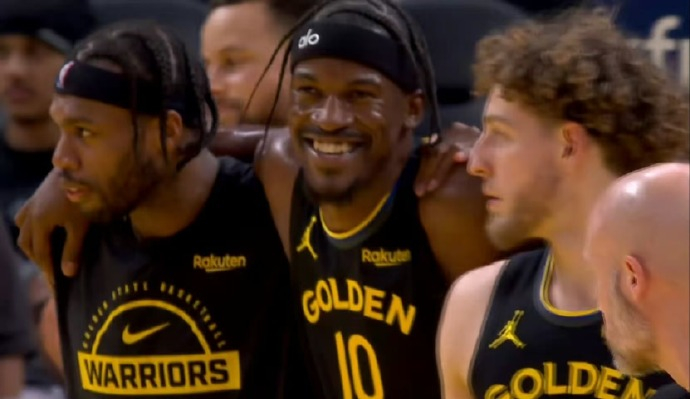 #巴特勒受伤后笑着走出球场# 巴特勒：膝盖受伤着地被队友搀扶笑着离场Shams：