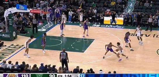 底角接球三分~！ 