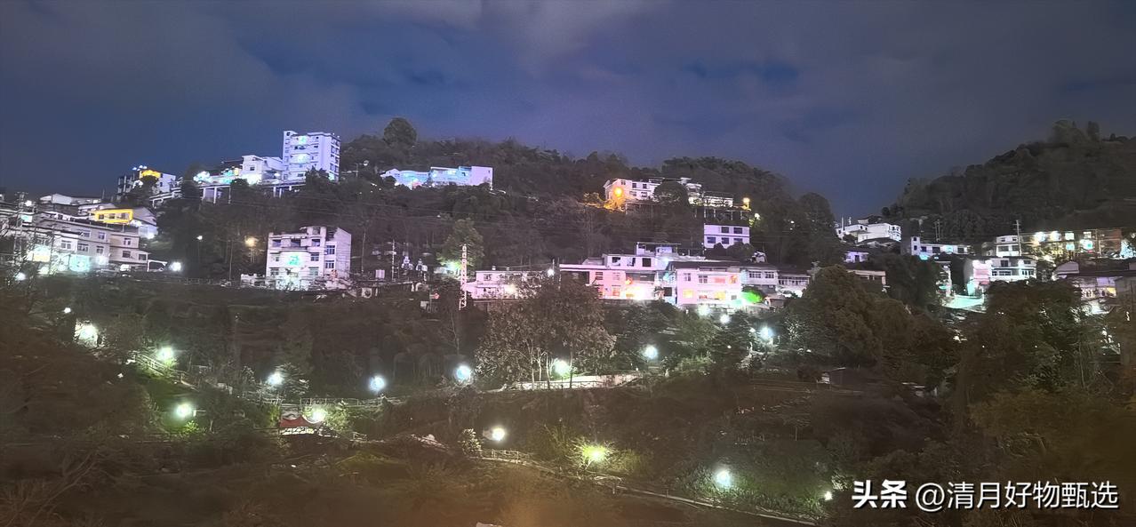 山下的白墙小墅，此刻静默在春天傍晚里。斜阳把最后一抹淡金搁在屋檐上，不声不响地退